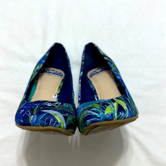 Fergalicious By Fergie Blue Green Fabric Floral Pointy 3 1/2” Heel. 7M Tropical - Picture 7 of 10